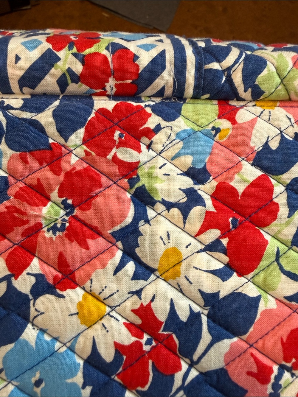 Vera Bradley Quilted Travel Bag “Summer Cottage” Pre-owned. Fair condition - Picture 11 of 12
